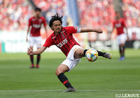 「平成最ゴール」を記録した興梠 慎三（浦和）が果敢にシュートを放っていく！【明治安田Ｊ１ 第10節 浦和vs磐田】