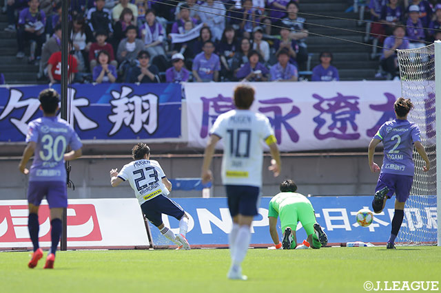 スルーパスに抜け出した仲川 輝人（横浜FM/#23）がGKをかわしてシュートを放つと、DFに当たったボールがゴールに吸い込まれ先制！Ｊ１の「令和初ゴール」は仲川が記録【明治安田Ｊ１ 第10節 広島vs横浜FM】