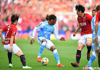 出場停止明けからスタメンに名を連ねたロドリゲス(磐田)。DFに囲まれながらもボールをキープ【明治安田J1 第10節 浦和vs磐田】