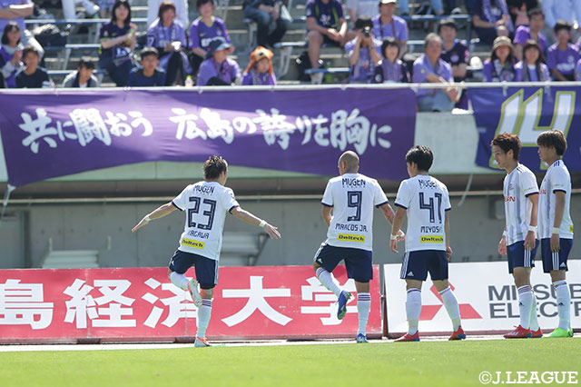 ゴールを決めた仲川 輝人（横浜FM/#23）とマルコス ジュニオール（#9）が「令令」パフォーマンスを披露！【明治安田Ｊ１ 第10節 広島vs横浜FM】