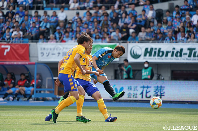 PA内で受けた小林 悠（川崎Ｆ）が左足を振り抜き、2試合連続となるゴールを獲得！【明治安田Ｊ１ 第10節 川崎Ｆvs仙台】