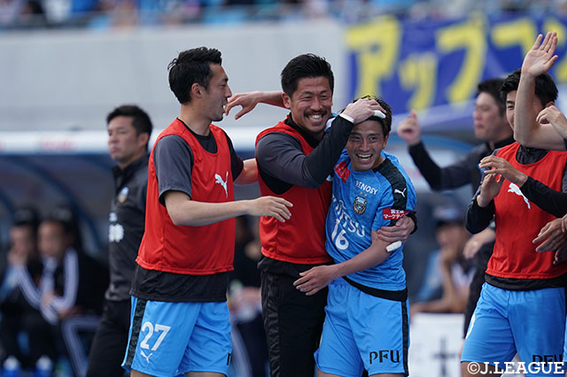 長谷川 竜也（川崎Ｆ）がクロスを左足で流し込んで追加点を挙げる！今季初得点の長谷川を、控えの選手たちも祝福【明治安田Ｊ１ 第10節 川崎Ｆvs仙台】