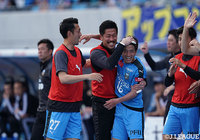 長谷川 竜也（川崎Ｆ）がクロスを左足で流し込んで追加点を挙げる！今季初得点の長谷川を、控えの選手たちも祝福【明治安田Ｊ１ 第10節 川崎Ｆvs仙台】