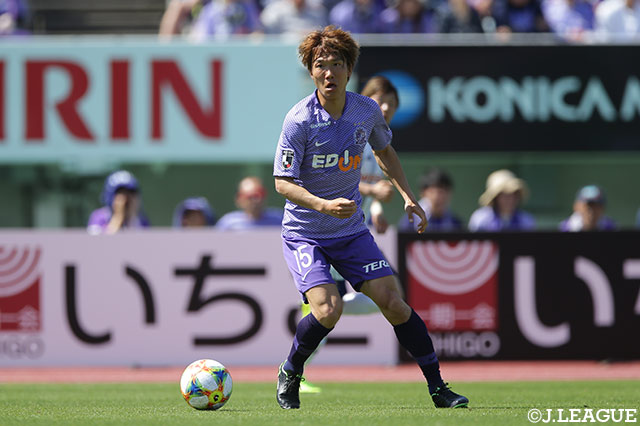 今季初の先発出場を果たした稲垣 祥（広島）。後方から飛び出し、シュートを放つなど積極性を示した【明治安田Ｊ１ 第10節 広島vs横浜FM】