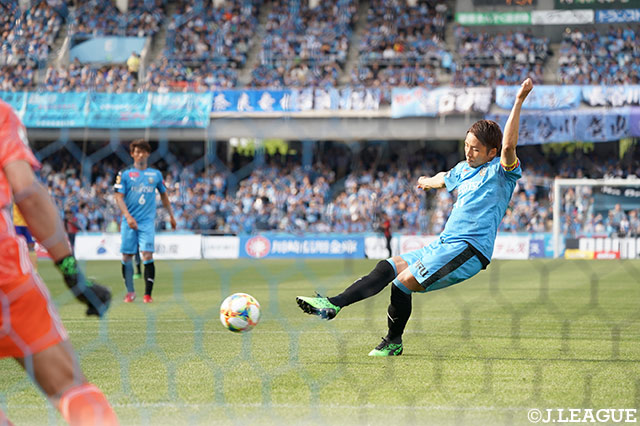 小林 悠（川崎Ｆ）は後半8分のPKも落ち着いて決め、同試合における自身2得点目を獲得！【明治安田Ｊ１ 第10節 川崎Ｆvs仙台】