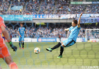 小林 悠(川崎F)は後半8分のPKも落ち着いて決め、同試合における自身2得点目を獲得!【明治安田J1 第10節 川崎Fvs仙台】