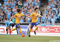 味方の落としを後ろから走り込んだ大岩 一貴（仙台/#27）がダイレクトで右足を振り抜き、ネットを揺らす！【明治安田Ｊ１ 第10節 川崎Ｆvs仙台】