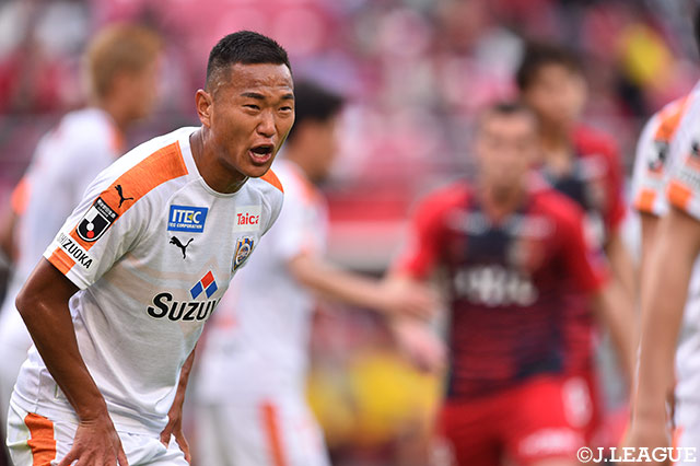 終盤に投入された鄭 大世（清水）が声をかけ、味方を鼓舞する！【明治安田Ｊ１ 第10節 鹿島vs清水】