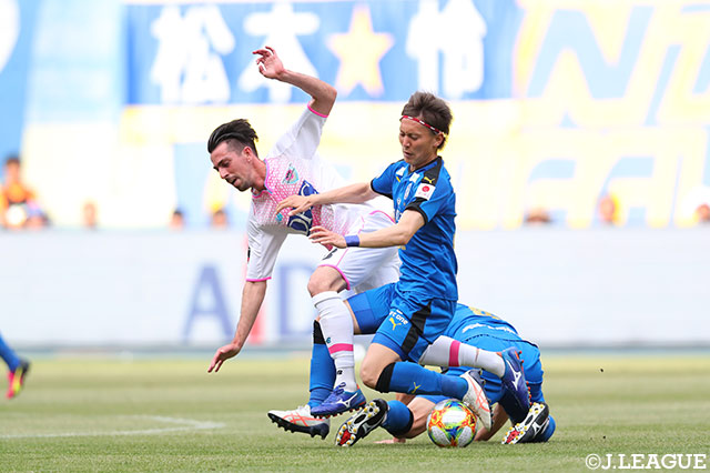 イサック クエンカ（鳥栖）の突破を松本 怜ら大分の選手が二人掛かりで阻止！【明治安田Ｊ１ 第10節 大分vs鳥栖】