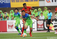 小柄な齊藤 未月(湘南)がジョー(名古屋)のプレスを受けながらも、体勢を崩さずドリブルで持ち運ぶ!【明治安田J1 第10節 湘南vs名古屋】