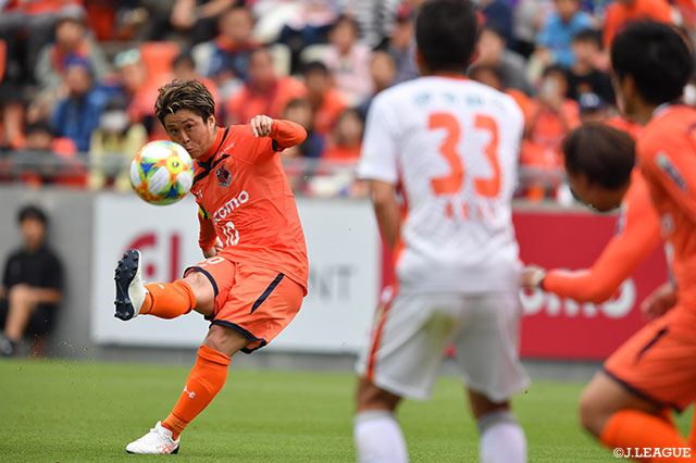 終了間際のFKのチャンスにキッカーは大前。直接狙ったシュートはGKに弾かれるも石川 俊輝がこぼれ球を押し込み逆転に成功！【明治安田Ｊ２ 第12節 大宮vs愛媛】