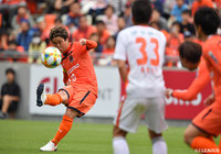 終了間際のFKのチャンスにキッカーは大前。直接狙ったシュートはGKに弾かれるも石川 俊輝がこぼれ球を押し込み逆転に成功!【明治安田J2 第12節 大宮vs愛媛】