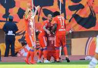 カウエがミドルレンジから強烈なシュートを放つ!相手GKが弾いたボールにレオナルドが詰め、新潟が先制点を奪う【明治安田J2 第12節 新潟vs山口】