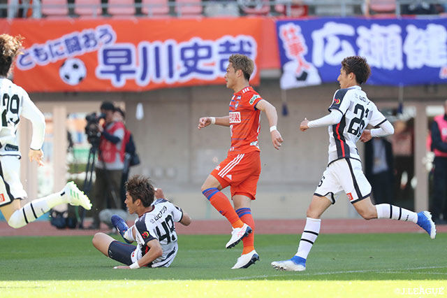 前半終了間際、スルーパスに抜け出した渡邊 凌磨がシュートを放つ！相手選手に当たったボールがゴールに吸い込まれ新潟が追加点をゲット【明治安田Ｊ２ 第12節 新潟vs山口】