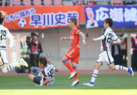 前半終了間際、スルーパスに抜け出した渡邊 凌磨がシュートを放つ！相手選手に当たったボールがゴールに吸い込まれ新潟が追加点をゲット【明治安田Ｊ２ 第12節 新潟vs山口】