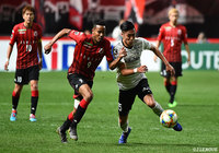 札幌のエース・鈴木 武蔵と今季リーグ戦初出場の宮 大樹が激しいマッチアップをみせる【明治安田Ｊ１ 第10節 札幌vs神戸】