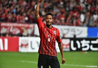 逆転ゴールを決めた鈴木 武蔵がサポーターからの声援に応える【明治安田J1 第10節 札幌vs神戸】