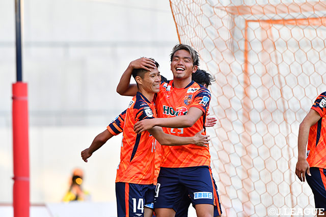 後半10分、同26分に得点を奪い、チームメイトから祝福を受ける東 浩史（長野/#14）【明治安田Ｊ３ 第8節 長野vs相模原】