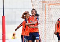 後半10分、同26分に得点を奪い、チームメイトから祝福を受ける東 浩史(長野/#14)【明治安田J3 第8節 長野vs相模原】