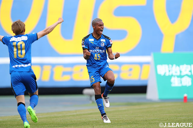 相手にクリアミスをオナイウ 阿道（大分）が右足のシュートで豪快にネットに突き刺し、待望の先制点を奪取する【明治安田Ｊ１ 第10節 大分vs鳥栖】