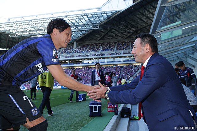 試合前にはかつてＧ大阪を率いた長谷川 健太監督と遠藤 保仁が握手を交わす【明治安田Ｊ１ 第10節 Ｇ大阪vsFC東京】