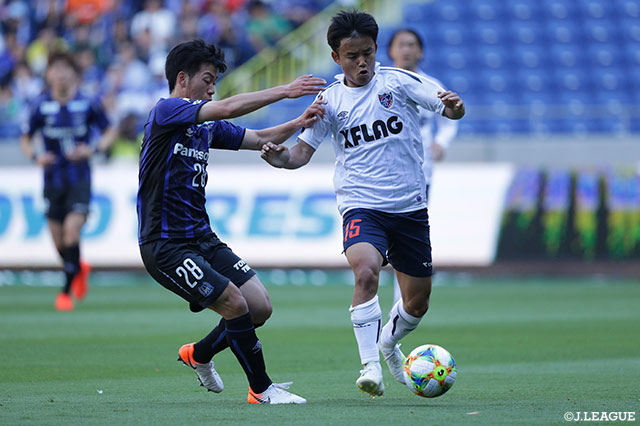 好調な久保 建英（FC東京）には高 宇洋（Ｇ大阪）が激しい守備で対応【明治安田Ｊ１ 第10節 Ｇ大阪vsFC東京】