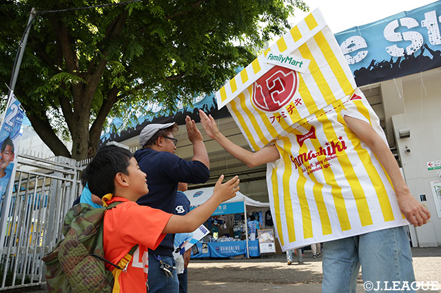 ファミチキDAY開催！ファミチキ先輩がお出迎え【明治安田Ｊ２ 第12節 横浜FCvs京都】