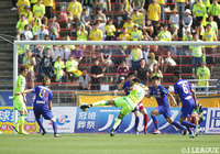 エベルトがゴール至近距離から放った左足のボレーシュートがネットに突き刺さり、千葉がリードを2点に広げる!【明治安田J2 第12節 甲府vs千葉】