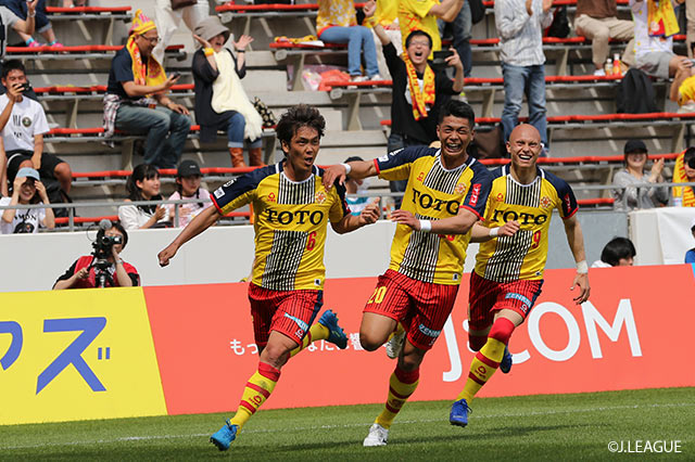 前半終了間際、CKを岡村 和哉（#6）が頭で合わせ北九州が先制【明治安田Ｊ３ 第8節 北九州vs群馬】