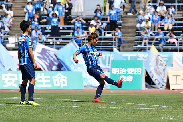 重松 健太郎（#19）がコントロールされたボールを放ち、直接FKで先制点を奪った【明治安田Ｊ３ 第8節 讃岐vs藤枝】