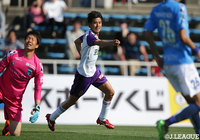 ボールを奪った重廣 卓也（京都）がそのままドリブルでゴール前へフリーで抜け出し、GKと1対1の局面で冷静にゴールへ流し込み、追加点を獲得！【明治安田Ｊ２ 第12節 横浜FCvs京都】