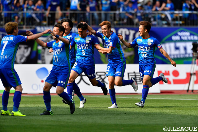 後半47分に岩尾 憲（#8）が放った低く抑えた鋭いシュートが決まり、ホームの徳島が土壇場で勝ち越し！【明治安田Ｊ２ 第12節 徳島vs栃木】