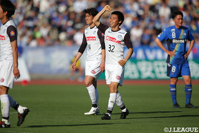 黒川 淳史（#32）がPA内でループシュートを放つと、ボールはゴールに吸い込まれて水戸が先制点を手にする！【明治安田Ｊ２ 第12節 町田vs水戸】