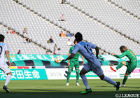 後半7分のFKのキッカーは佐藤 優平(東京V/#9)。佐藤が放ったシュートは、美しい軌道を描きゴールに吸い込まれ、追加点を奪う【明治安田J2 第12節 東京Vvs長崎】