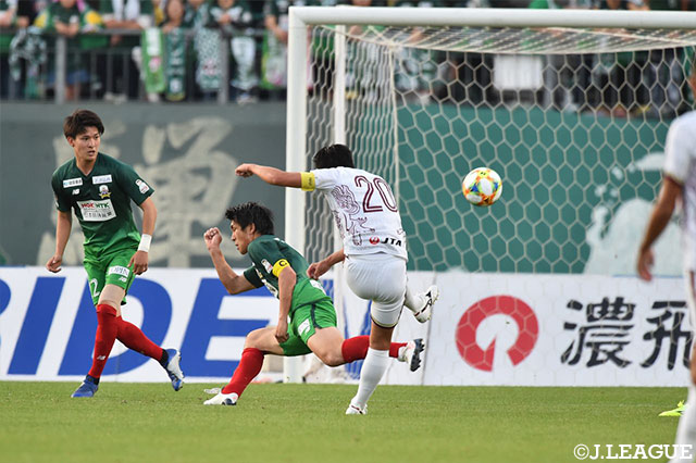 上里 一将がPA手前で左足を一閃。強烈なシュートがネットに突き刺さり、琉球が先制！【明治安田Ｊ２ 第12節 岐阜vs琉球】