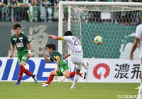 上里 一将がPA手前で左足を一閃。強烈なシュートがネットに突き刺さり、琉球が先制!【明治安田J2 第12節 岐阜vs琉球】