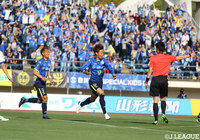 こぼれ球に反応し、先制点を決めた中村 駿(山形/#17)。中村は今季初ゴール!【明治安田J2 第12節 山形vs岡山】