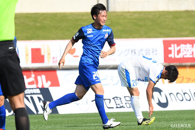 前嶋 洋太（#24）が中央を強引にドリブルで突破して右足を振り抜くと、ゴール前のDFに当たってコースが変わり、富山が同点に追いつく【明治安田Ｊ３ 第8節 富山vs沼津】