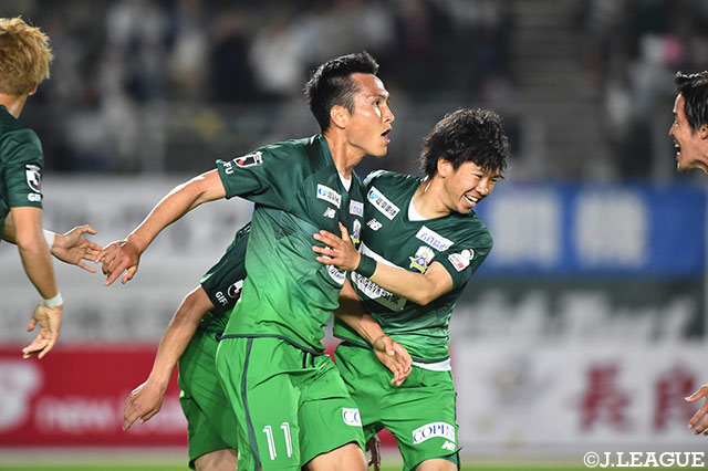 前田 遼一（#11）が相手との競り合いを制しヘディングシュートを決めて、岐阜が同点に追いつく！前田は加入後初ゴールを記録【明治安田Ｊ２ 第12節 岐阜vs琉球】