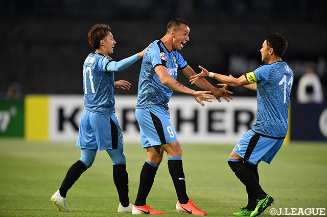 失点から7分後、レアンドロ ダミアン（川崎Ｆ/#9）が同点ゴールを獲得！小林 悠（右）らが祝福する【ACL GS MD5 川崎Ｆvs上海上港】