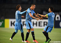 失点から7分後、レアンドロ ダミアン（川崎Ｆ/#9）が同点ゴールを獲得！小林 悠（右）らが祝福する【ACL GS MD5 川崎Ｆvs上海上港】