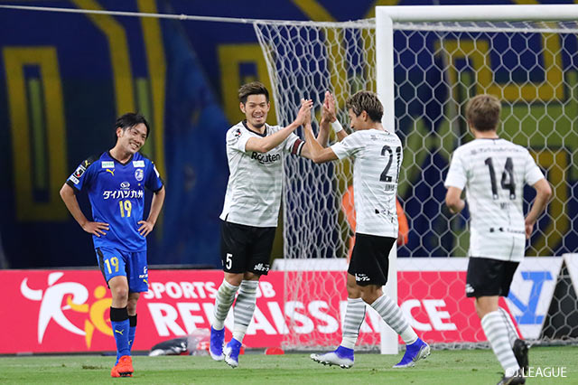 細かいパス交換から最後は山口 蛍（神戸）がドリブルで持ち込み、シュートを放つとゴール左隅に吸い込まれ、神戸が先制に成功【ルヴァンカップ GS 第5節 大分vs神戸】