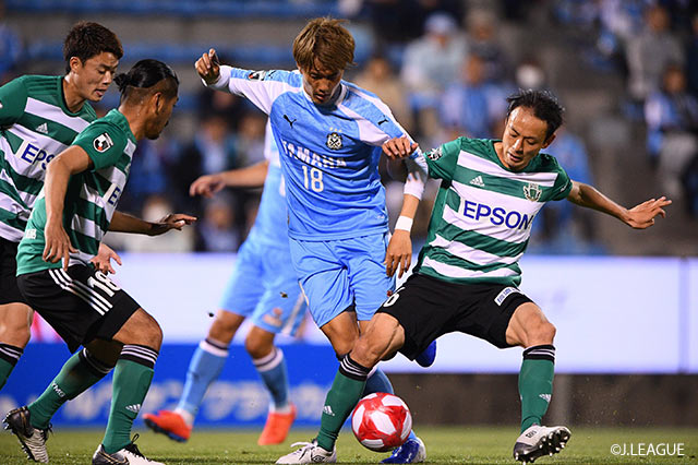 今季の公式戦初ゴールを狙う小川 航基（磐田）に対して松本は3人でプレスをかけてボールを奪いに行く【ルヴァンカップ GS 第5節 磐田vs松本】