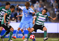 今季の公式戦初ゴールを狙う小川 航基（磐田）に対して松本は3人でプレスをかけてボールを奪いに行く【ルヴァンカップ GS 第5節 磐田vs松本】