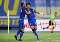 途中出場のティティパン(大分)が最前線からの激しいプレッシャーで相手GKのパスを奪い、無人のゴールに流し込み、来日初ゴールを獲得!【ルヴァンカップ GS 第5節 大分vs神戸】