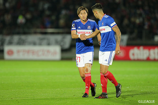 松原 健（横浜FM/#27）が放ったシュートは相手に当たって方向が変わり、ゴールに吸い込まれる。横浜FMは早い時間帯に先制に成功【ルヴァンカップ GS 第5節 札幌vs横浜FM】