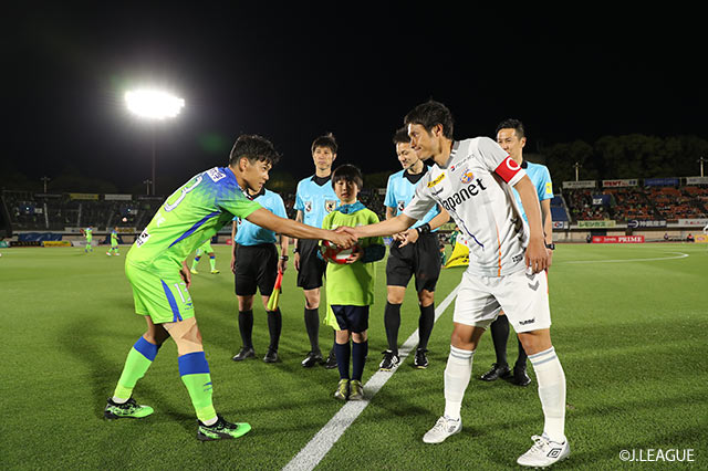 試合前に両キャプテン、山根 視来（湘南）と島田 譲（長崎）がガッチリ握手を交わす【ルヴァンカップ GS 第5節 湘南vs長崎】