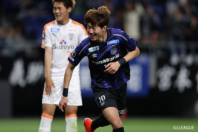 ファン ウィジョ（Ｇ大阪）が相手選手との競り合いを制してゴール前に進入すると、冷静に相手GKをかわして勝ち越しゴールを獲得！【ルヴァンカップ GS 第5節 Ｇ大阪vs清水】