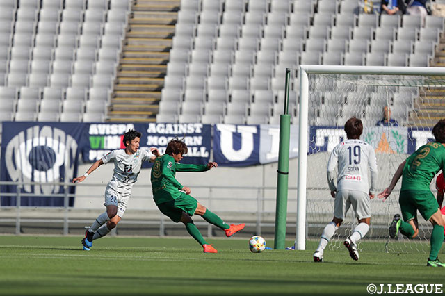 ボールを収めた小池 純輝がターンから右足でシュート！これが決まり、東京Ｖが勝ち越しに成功する【明治安田Ｊ２ 第13節 東京Ｖvs福岡】