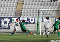 ボールを収めた小池 純輝がターンから右足でシュート!これが決まり、東京Vが勝ち越しに成功する【明治安田J2 第13節 東京Vvs福岡】